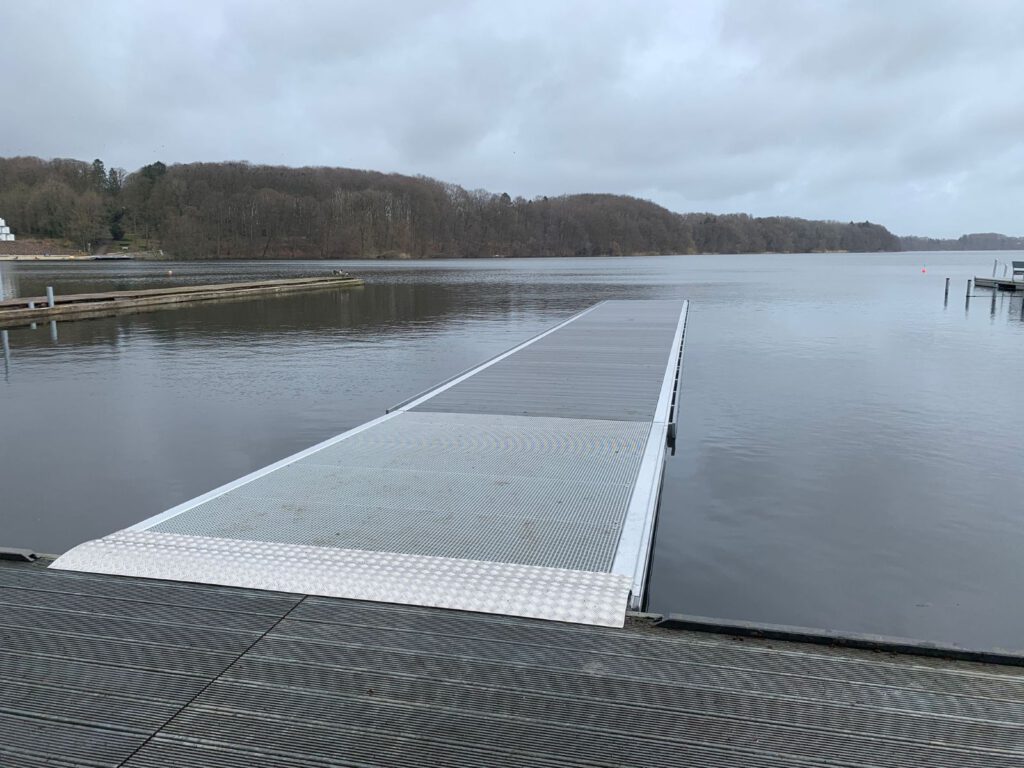 Neuer barrierefreier Steg beim SRC